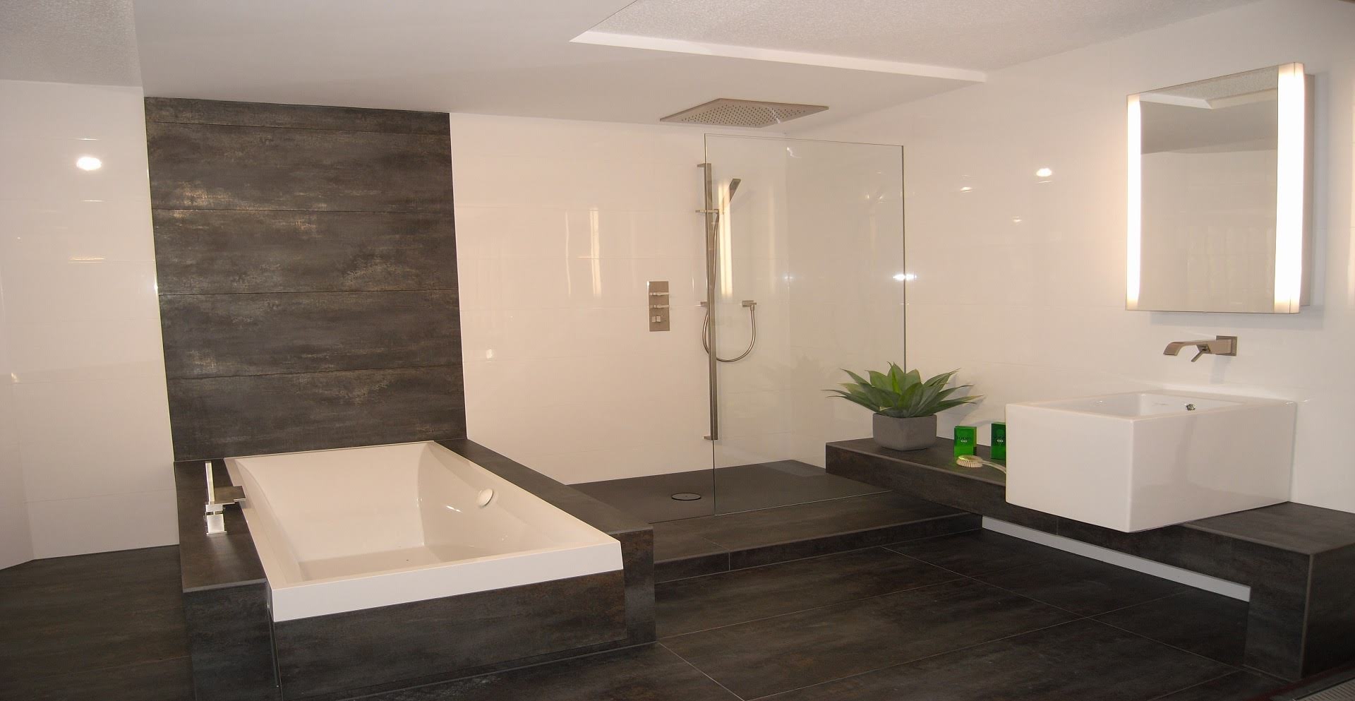 Bad mit begehbarer Dusche